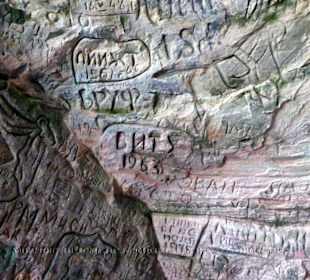 Ein Meer von Fels-Eingravierungen von Besuchern