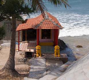 Kleiner Tempel direkt am Strand