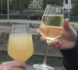 Wein und Federweißer auf der Alten Mainbrücke