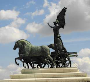 Eine der beiden Figuren auf dem Dach