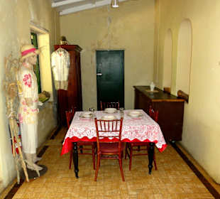 Gang durch das Landhaus zum Restaurant 