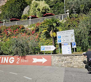 Parkplätze und Zugang zu den Grotten