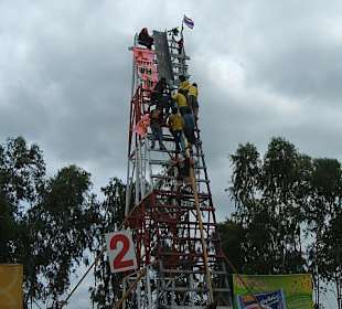 Eine Rakete wird startklar gemacht