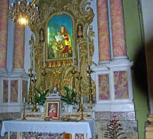 Reichlich verzierte Seitenaltare