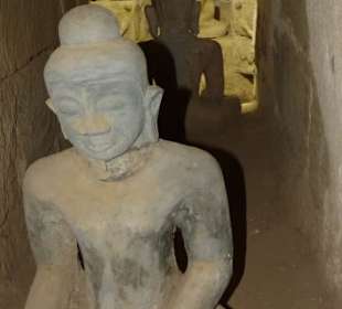 Steinerne Buddhas im Innern