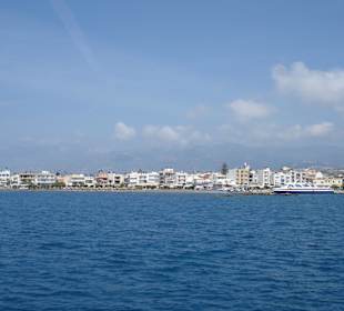 Blick auf den Strand vom Boot aus