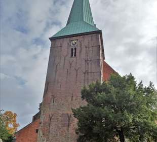 Der Turm der Kirche St. Cyprian und Cornelius