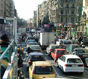 Normaler Straßenverkehr in Barcelona