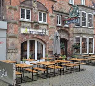 Sitzplätze vor dem "Hans im Glück"