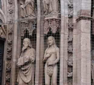 Sandsteinstatuen im Hauptportal