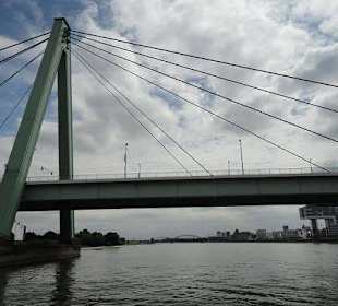 Große Kölner Hafenrundfahrt