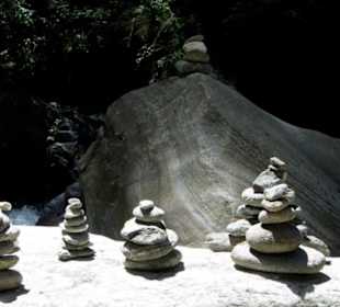 Figurenkomposition im Flußbett