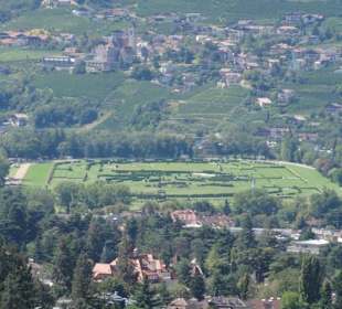 Blick auf die Rennbahn in Meran