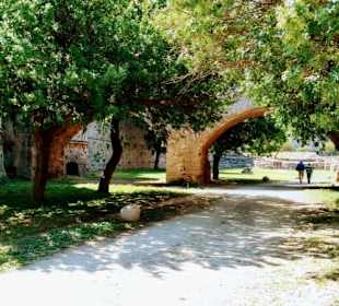 Im Festungsgraben zwischen den Mauern