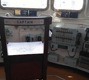 Auf der Brücke Capitäns Stuhl