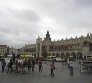 Die Weite des Rynek Glowny mit den Tuchhallen