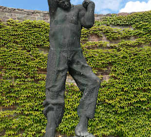 Der Aufsteigende – das Original steht vor der UNO