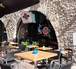 Die Sitzplätze der Burgerbar im Rif Fort