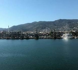 Mit Blick auf den Hafen