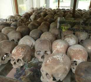 Schädel in Gedenkstupa