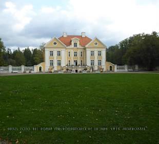 Blick von der Straße über den Rasen zum Gutshaus