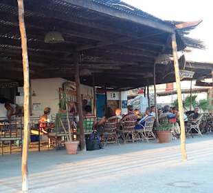 Zusammensitzen nach einem Tauchtag an der Basis