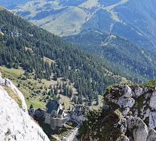 Blick zur Kirche und ins Tal