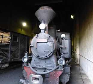 Dampflok in der Halle