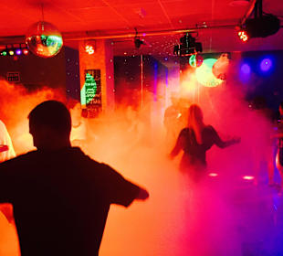 Im Club drinnen beim Feiern