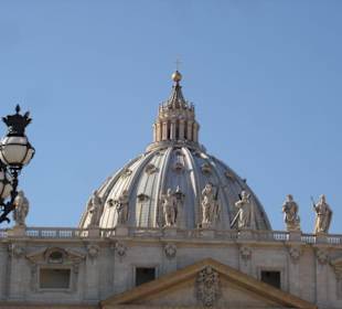 Blick auf die Kuppel vom Petersdom Vatikan Rom