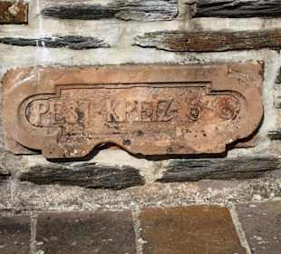 Inschrift unter dem Kreuz