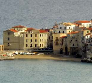 Altstadthäuser und kleiner Hafen