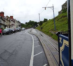 Die Gleise laufen mitten durch den Ort
