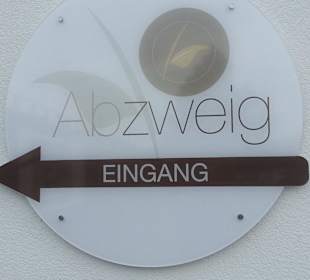 Wegweiser am Parkplatz