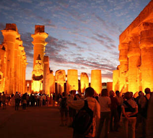 Luxor-Tempel beleuchtet bei Nacht