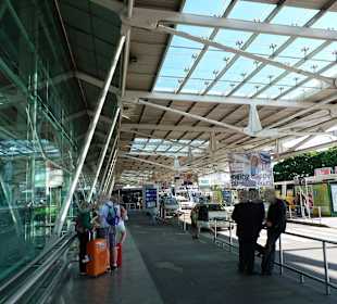 Taxistand & Bussteig vor Terminal 1