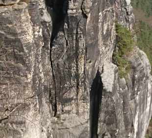 Zerklüfftete Felsen.