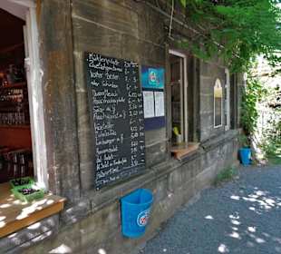 Die Speisen- und Getränkeausgabe des Biergartens