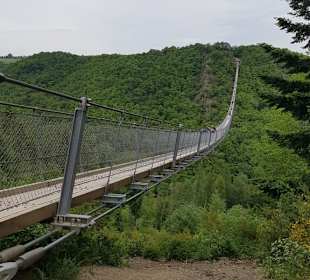 Noch ist die Brücke leer 