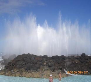 Napelnianie jednego z basenow slona woda