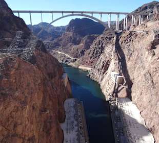 Maschinenhäuser, Hintergrund die Bypassbrücke