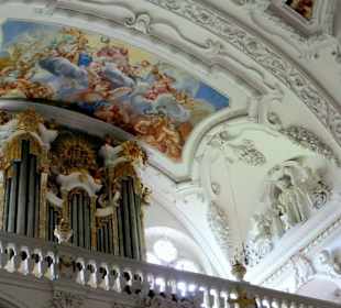 Blick zur Orgel und Empore