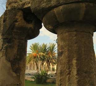 Dorische Säulen im Apollo-Tempel 5./6. Jhd. v.Chr.