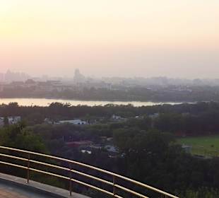 Zachód słońca widoczny z parku.