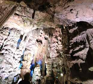 Stalatiten und Stalagmiten