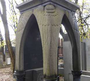 Auf dem Jüdischen Friedhof in der Ul. Okopowa