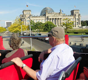 Blick vom Bus auf den Reichstag.