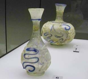 Glasflaschen mit weißen und blauen Schlangenfaden