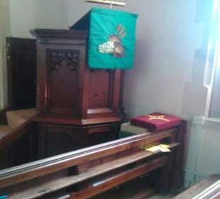 Kleiner Innenraum mit Kanzel.