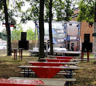 Bänke vor einer der Bühnen